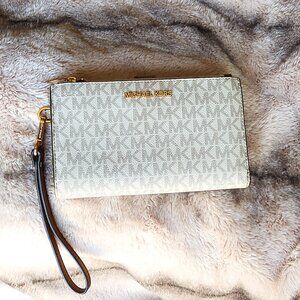 Michael Kors Logo Wristlet/Phone Wallet. Perfect for night out. Club or Concert!